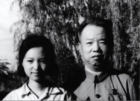 1971年，开国大将王树声到部队看望女儿，不料被警卫兵拦下：“请您排队等候，领表