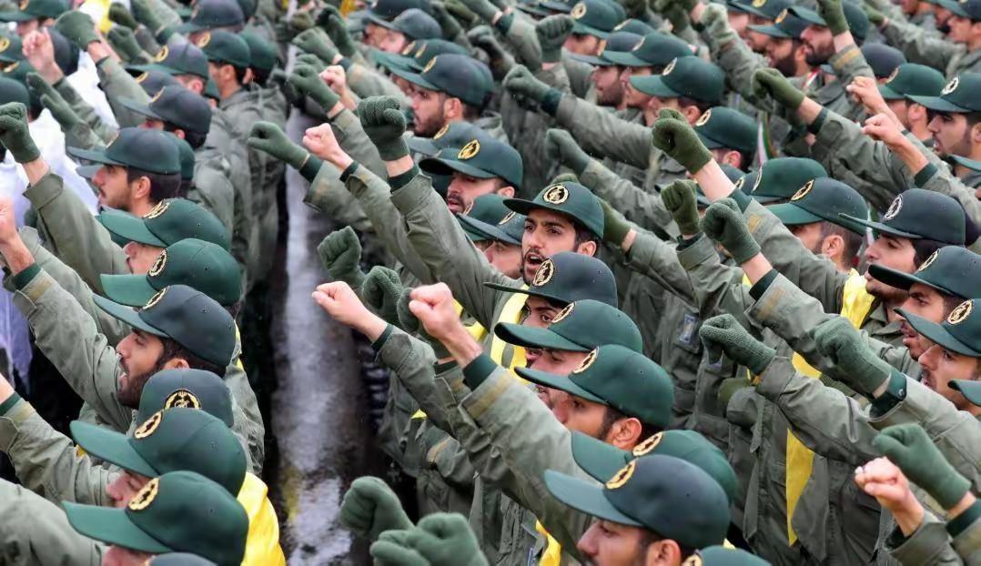 伊朗终于觉醒了，知道发动群众了。伊朗警方最近提醒民众，如发现任何疑似间谍和可疑人