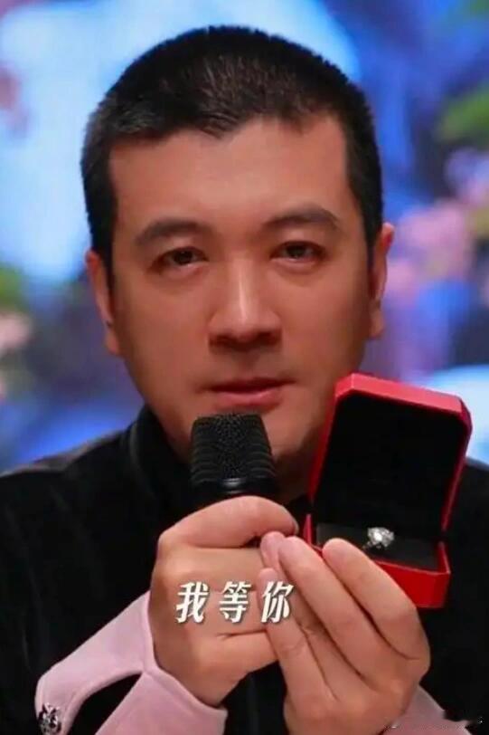 杨子直播求婚黄圣依 真的吗？请问这真的是富豪吗？太滑稽了！！整个人都是喜剧😂黄