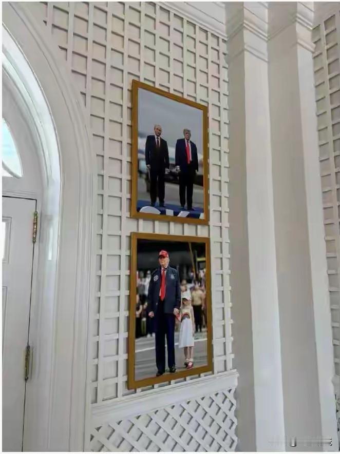 普京的照片出现在白宫的墙壁上，这是特朗普与他在阿拉斯加的合影，下面挂的就是特朗普