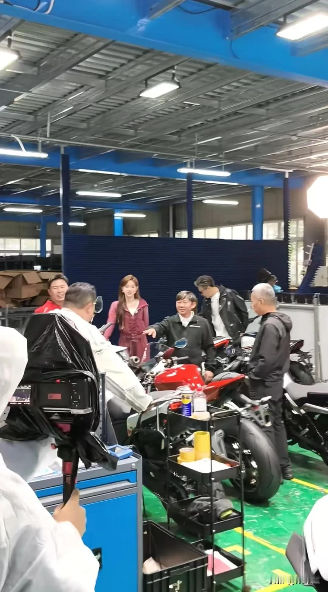 明星到访张雪机车，牙哥彻底搭上徒弟的快车！
央视马凡舒、演员李乃文、阎鹤祥来到张