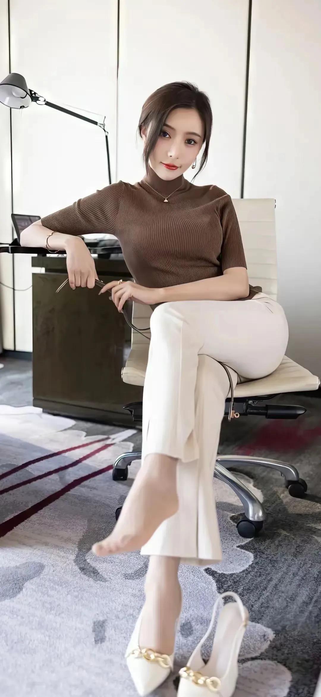 女神瑶瑶，重点推荐！再次发放美图福利，白色西裤，经典中的经典，气质非凡，没出天际