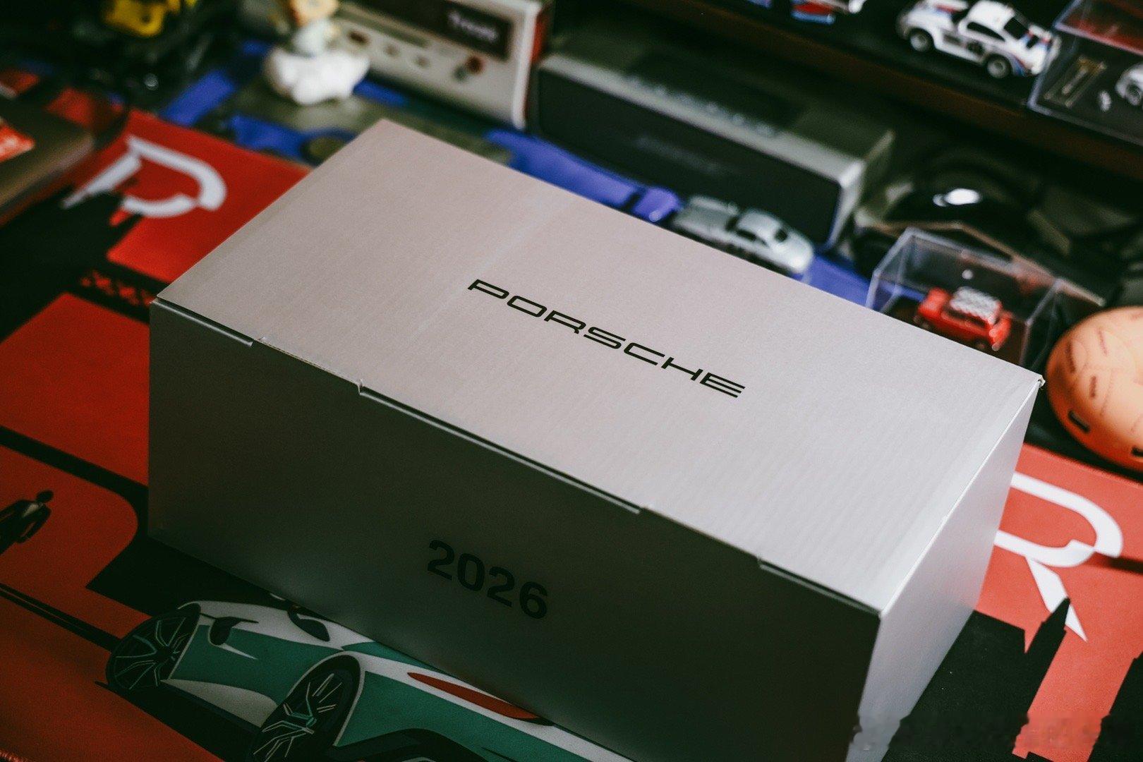 汽车博主的新年仪式感来了，2026年1月1号，拆开保时捷的台历，台历的底座是91