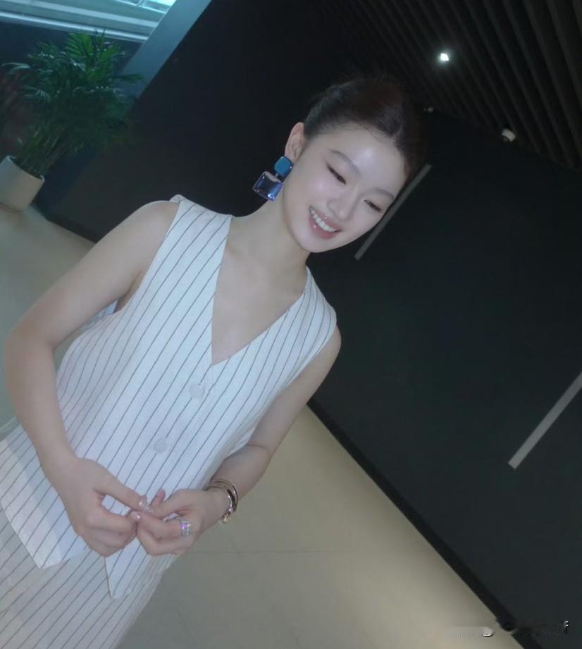 最近《歌手2025》的排名和一些“半桶水”乐评人的瞎点评，估计让不少喜欢单依纯的