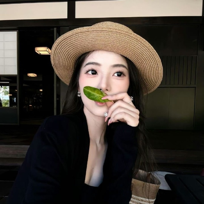 人生来便注定会失去一切，消失，完全的消失于虚无，从入口进来，从出口出去。这个过程