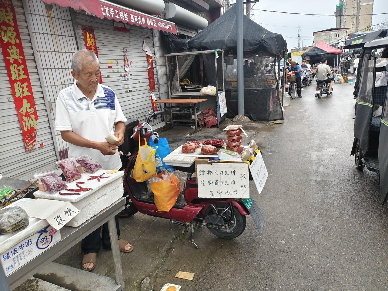 今早晨跑返回，我在运城盐湖西街早市，看到一位卖辣椒，花椒，椒叶的大叔。

我以为