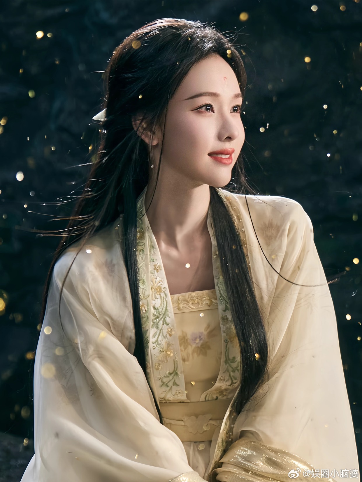 月鳞绮纪双狐神级镜头 看到这个双狐镜头，我才知道什么是真正的妆造和特效天花板！一