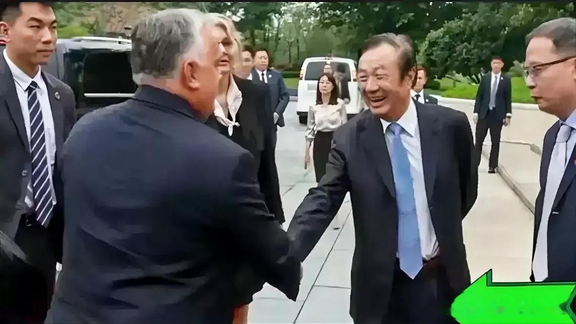 难得见任总穿西装，一个字:帅。

任总这挺直的腰杆，犹如一棵坚韧的松树，展现出无