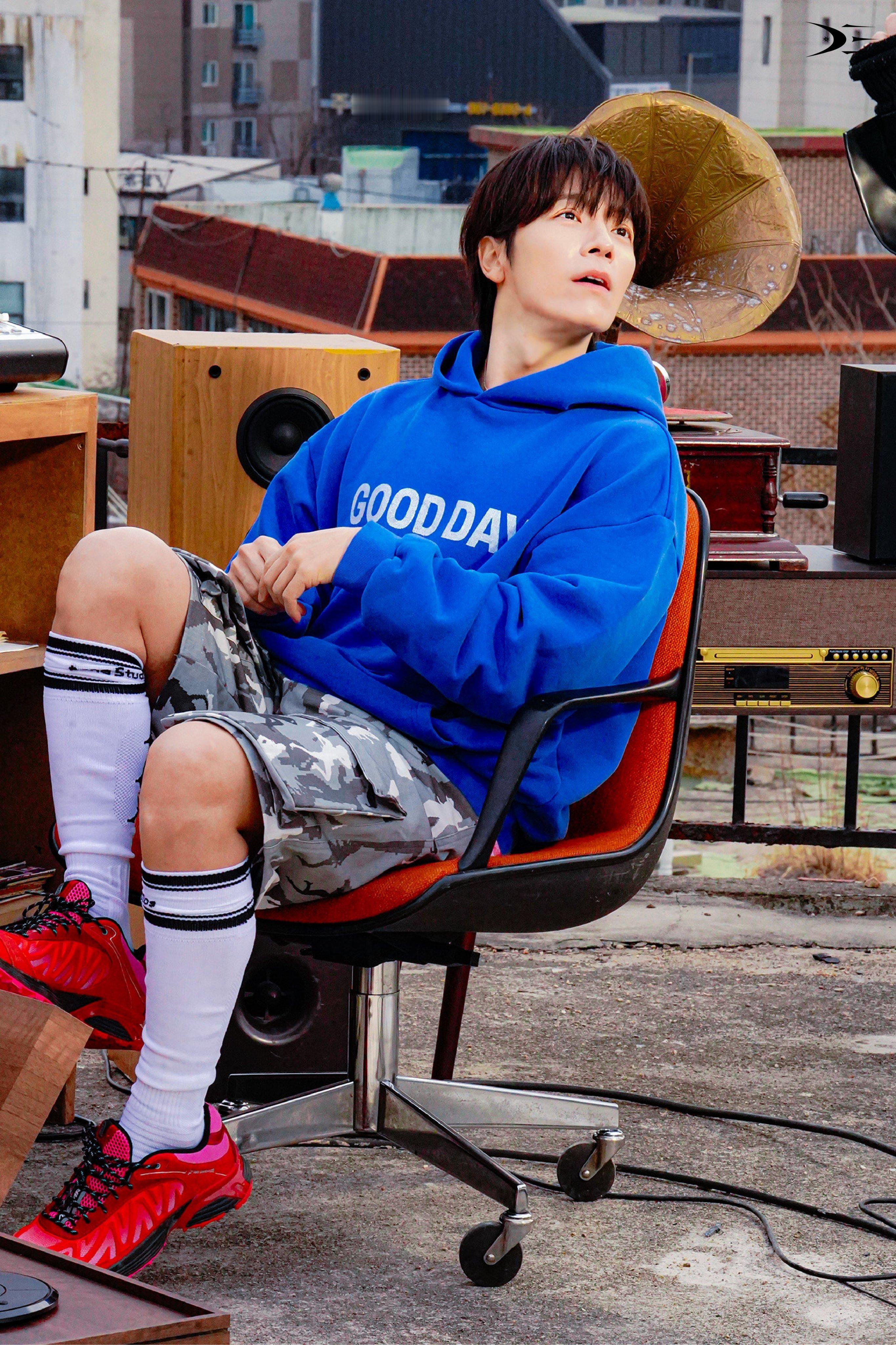 “CB百蓝_。260414 D&E official更新李东海 相关：[📸]D