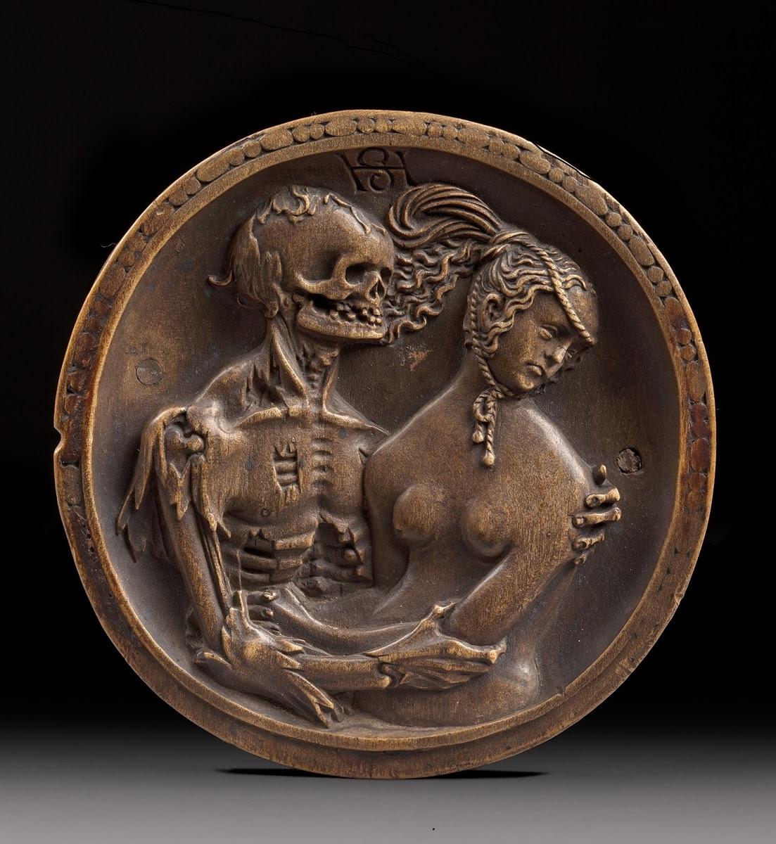 500年前的死神与少女纪念章！这件直径约 10.5 公分的黄杨木圆形浮雕纪念章由