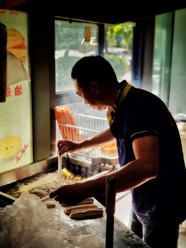 卖油条
一个大学生感叹。我爸爸卖油条供应我上大学，大学毕业后，我找不到工作，还是