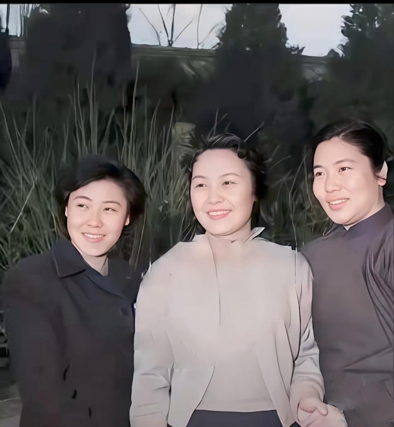 郭兰英，白杨，常香玉三位艺术家，歌唱家，电影表演艺术家，豫剧表演艺术家。