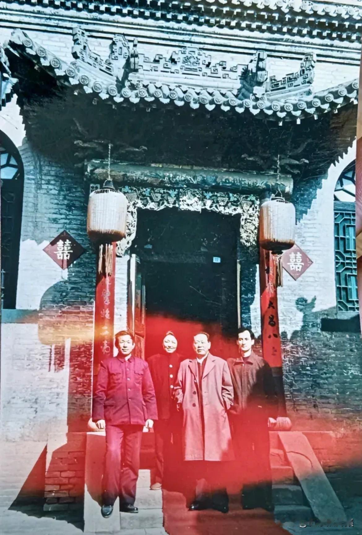 1990年代，胡富国同志在晋中市祁县乔家大院前的合影。当时，乔家大院作为晋商文化