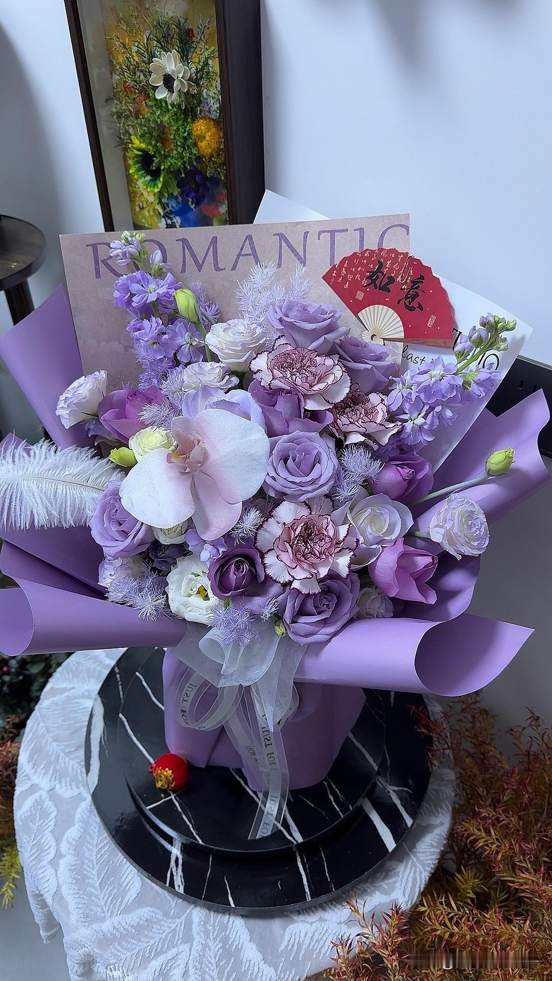 开花店的女孩子是不是都特别细心、有耐心呀？看到这些在她细嫩的小手下装扮出来的花真