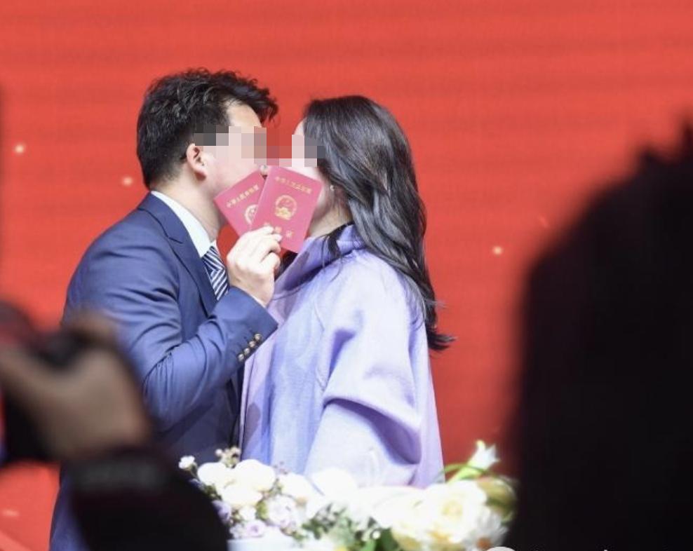 看着躺在沙发上发烧的小儿子，百无聊赖中拿起手机看了一眼，看到堂侄子的个人简介改成