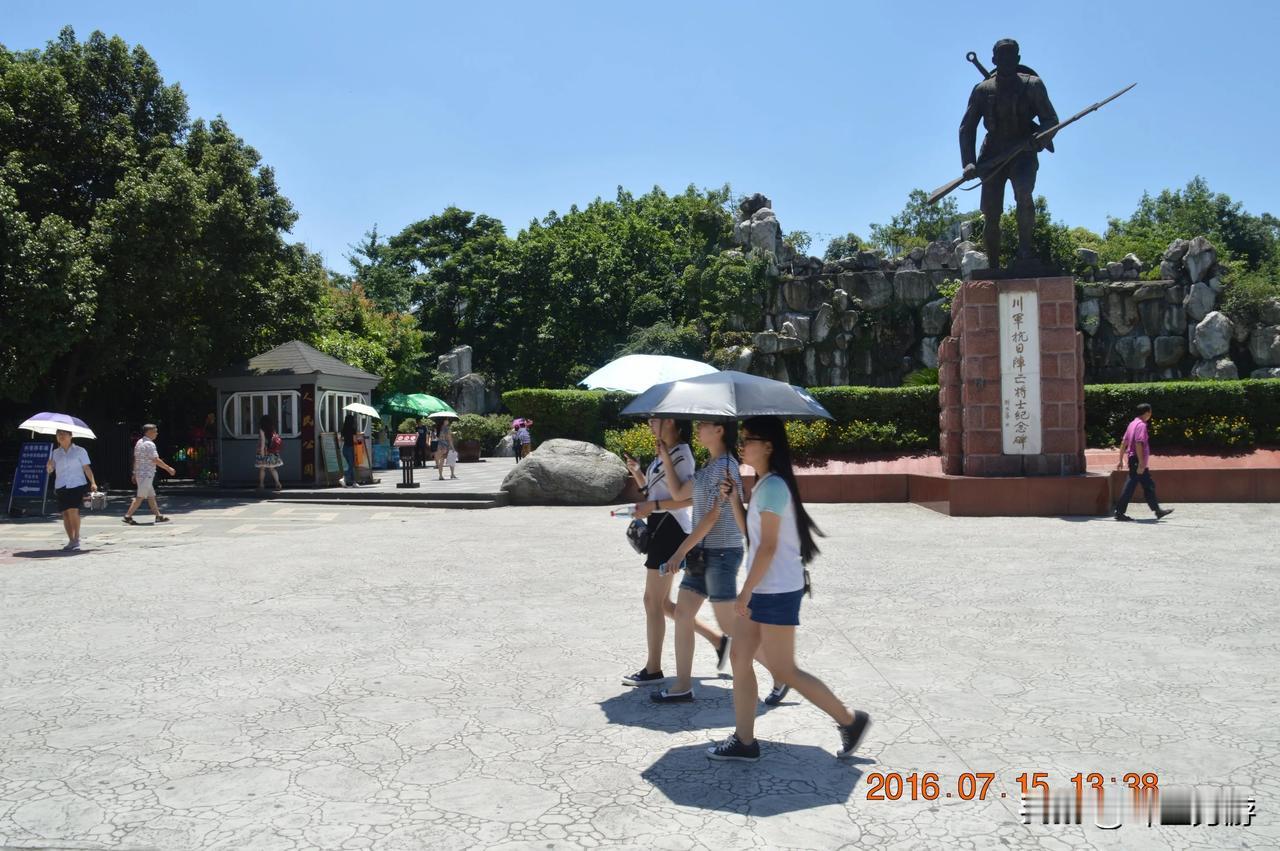 川军抗日阵亡将士纪念碑
成都市人民公园，东大门(祠堂街、东城根南街)，立有雕塑“
