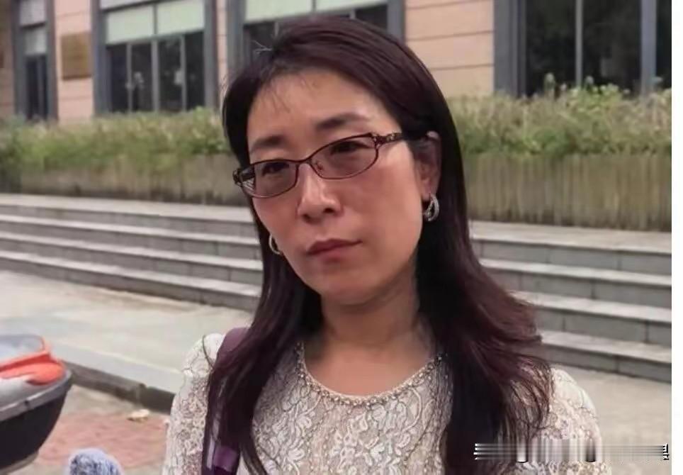 朱女士的经历给所有人敲警钟，普通长相很难拥有长久偏爱，美人也难逃红颜薄命。
高学