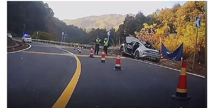 11月27日凌晨，江西赣州上犹县山间急弯路段，一起交通事故夺走生命：
未成年人无