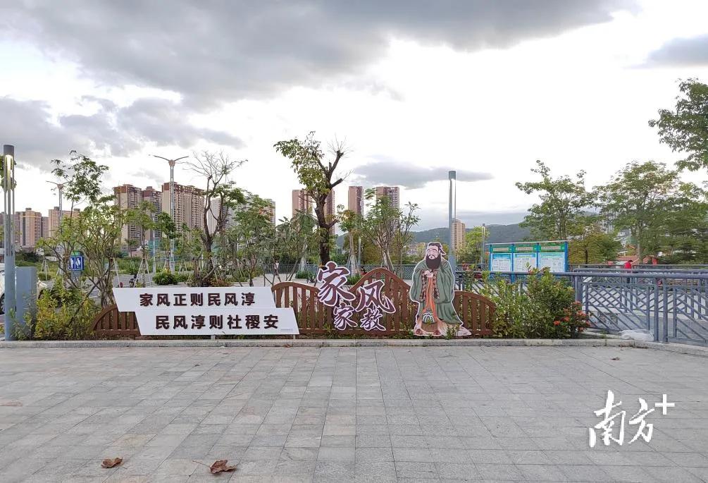 上联：国富民强社稷安；
下联：？？？