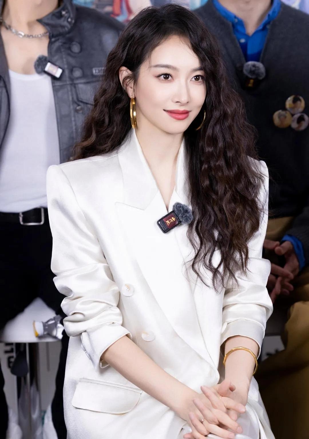 宋茜白色西装造型杀疯了！又美又飒气质绝绝子
 
宋茜这身白色西装造型也太戳人了吧