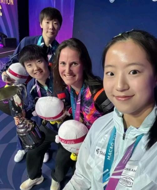 领奖台上四位乒乓美女的表情迥然不同：孙颖莎神定气闲、开心满满；第一次在世界杯获奖
