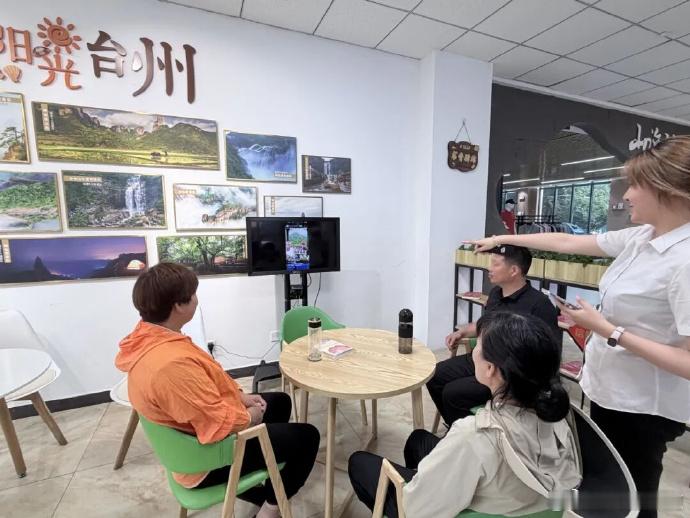 台州沿海高速热心助农让杨梅季更有温度台州沿海高速以 “一路红心” 公益行动为纽带