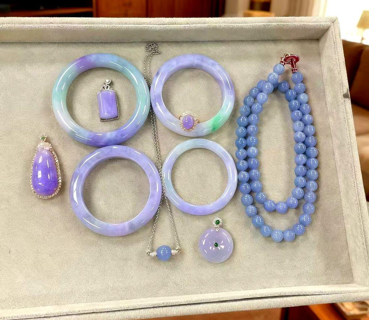 金价高得吓人，没人敢买大金镯子了。
可谁也没想到，1克重的小金片，卖疯了。
年轻