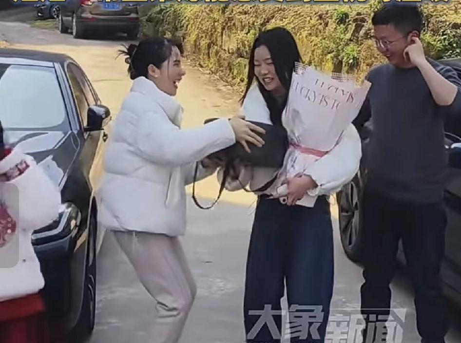 南充小村刷墙养狗凑钱，

30人列队接女友下车，

红包背面写着铅笔字。

她下