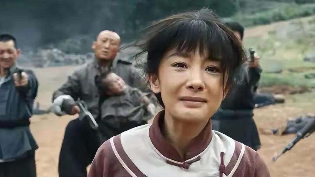 回顾《生万物》 大结局时，封大脚是生产队长去参加抗洪抢险，下水堵决口，堤坝保住了