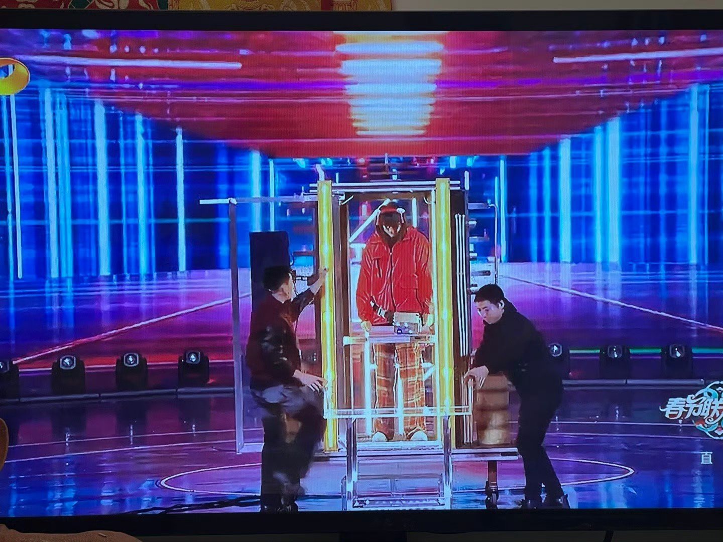 邓男子魔术 失败 邓男子发微博表示魔术是连续剧[允悲]所以给人女孩子拼回去没！ 