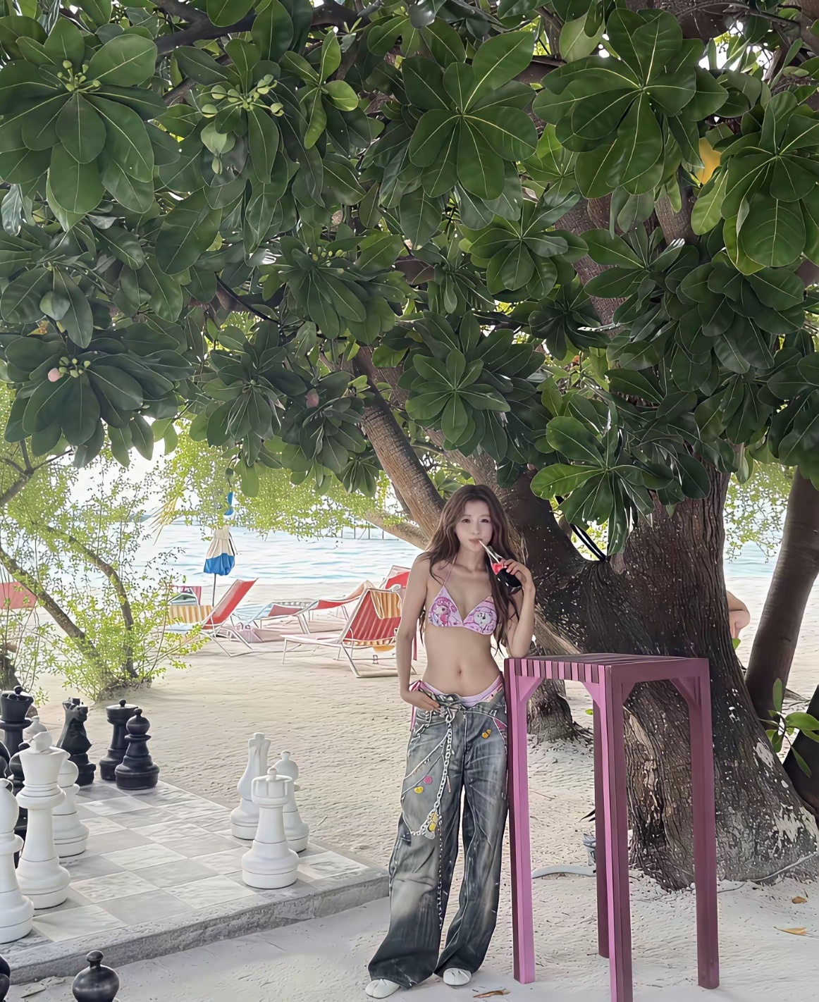 看了孙怡马尔代夫拍的照片网友：果然身材好的人，批麻袋也能拍的好看的。 