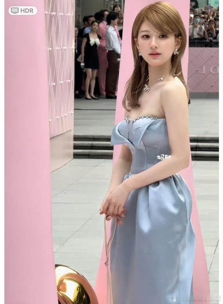 不敢信这是赵露思生图[傻眼]她好像胖了一点点，变回之前的感觉，状态不错 ​​​