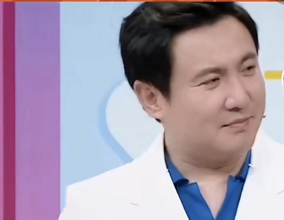 主持人：“请问宝宝吃多点酱油皮肤会变黑，这是真的吗？”

沈腾：“分哪儿的宝宝，