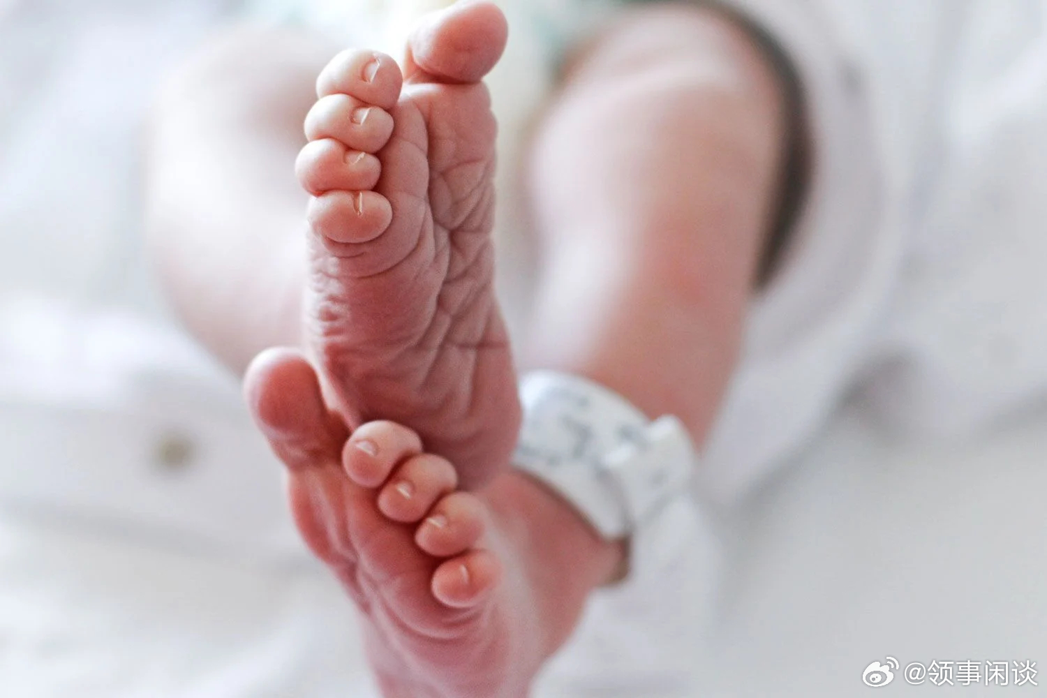 【英国女子与同卵双胞胎发生性关系后怀孕，被告知“不可能”确定孩子的父亲】西方“文