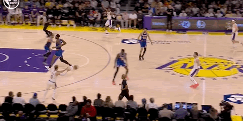 可惜了，这球海斯犯规在先，肯纳德三分球取消了！尼克斯vs湖人