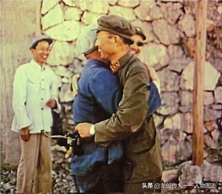 在中近程导弹飞行试验成功后，张爱萍与钱学森紧紧拥抱祝贺