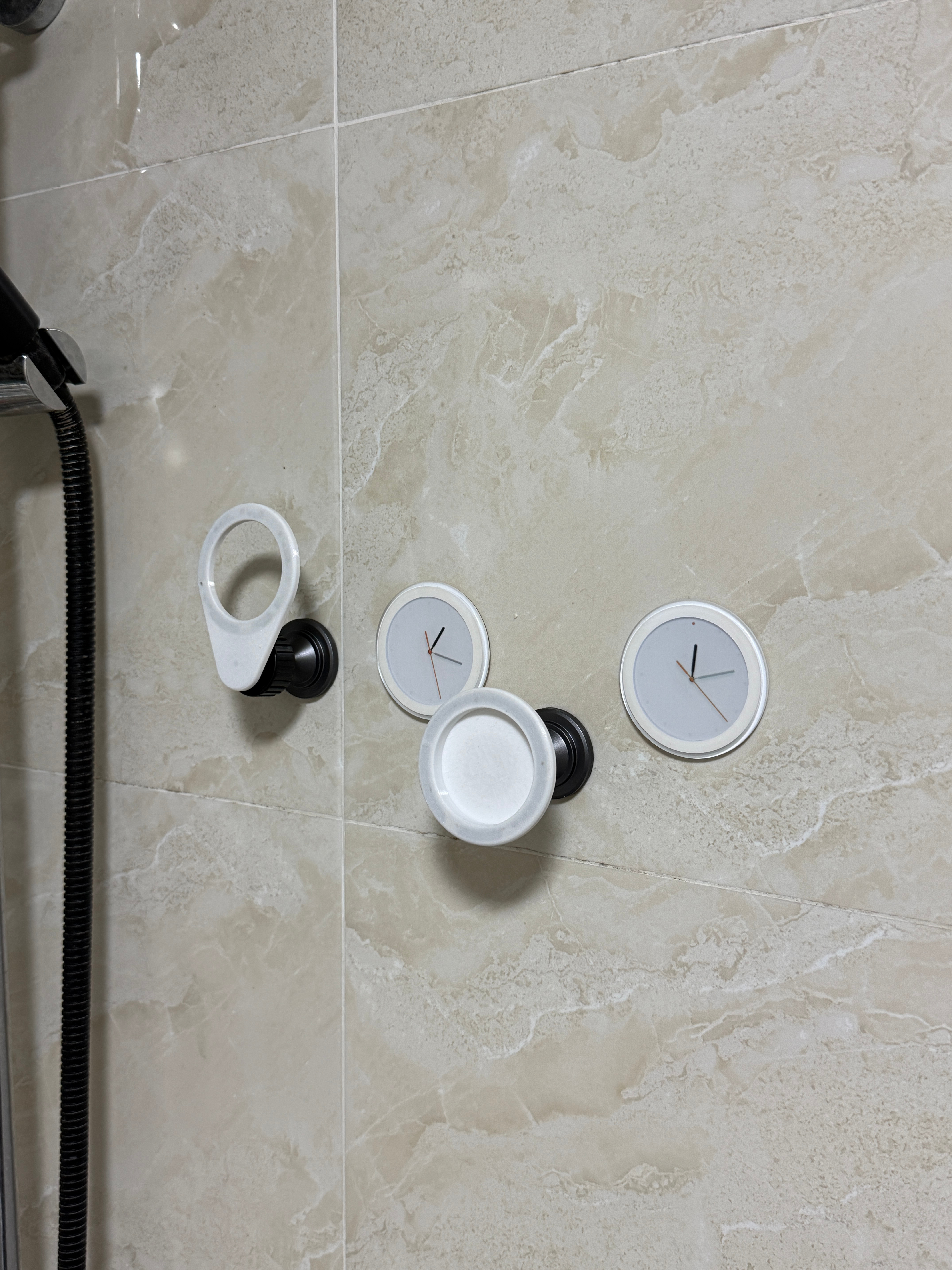 浴室我就贴了五个磁吸支架洗澡的时候养成了一个刷视频的坏习惯洗漱台前面一个支架给老