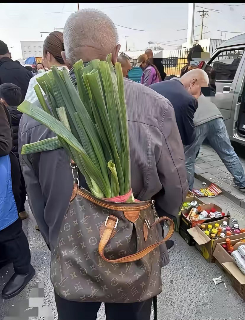 一觉醒来，香奈儿赢麻了！作为自己最大的竞争对手，LV竟然自己把牌子作臭了。别再说