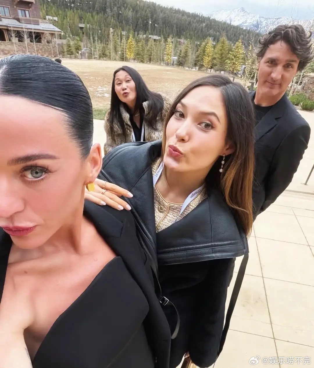 谷爱凌和哈里王子、加拿大前总理特鲁多、水果姐，一起滑雪！妈呀，这社交圈真的好高大