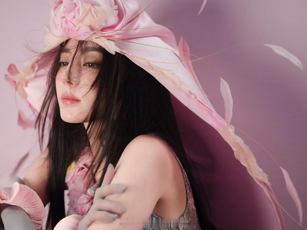 我的天哪嘉行完全会拍。。。。。迪丽热巴时装十月封面迪丽热巴[超话] ​​​