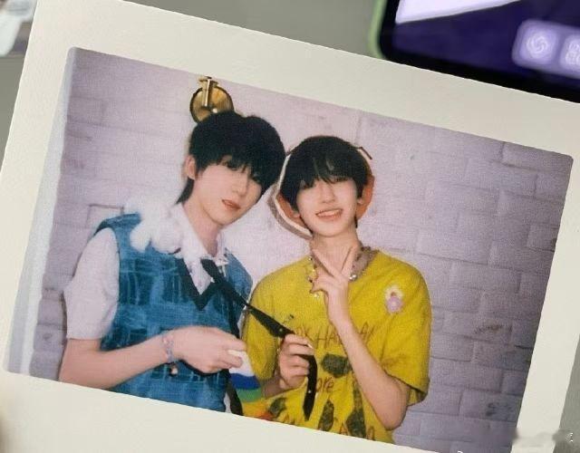 奇文拍立得卡面 扯领带搂腰 杨博文手链还是蓝粉的 