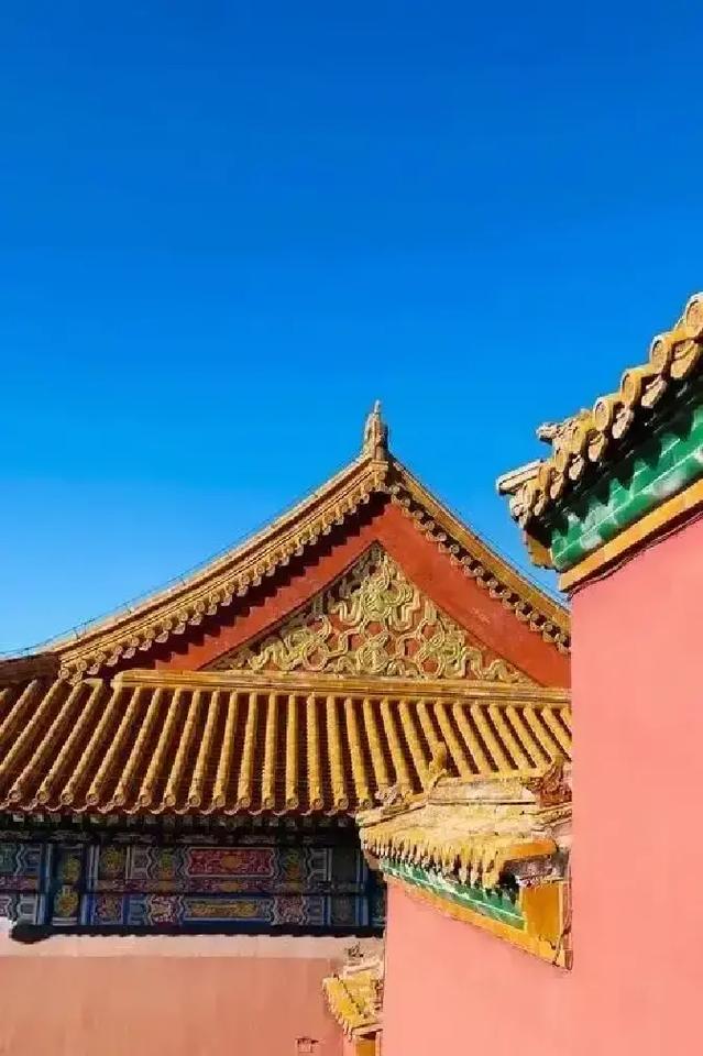 故宫缺钱到了什么地步，似乎永远入不敷出？故宫每年门票收入近8亿，文创收入大约15