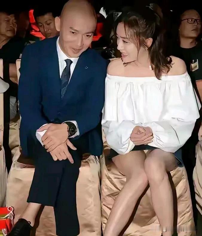 秦岚穿白色可太好看了。

她就像个下凡的仙女，那魅力简直能把人给迷晕。

她的身