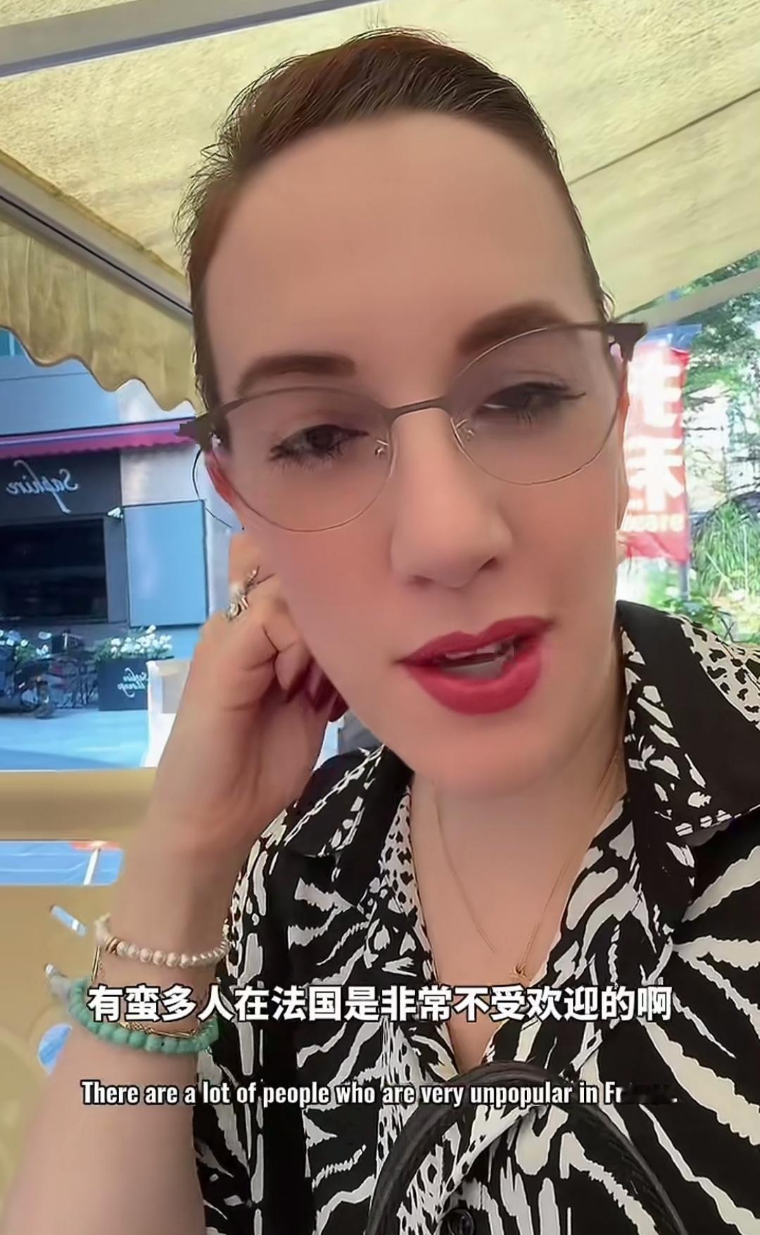 法国博主伊飒表示：有很多人在法国并不受欢迎，一到了中国就特别受欢迎，当然不是指自