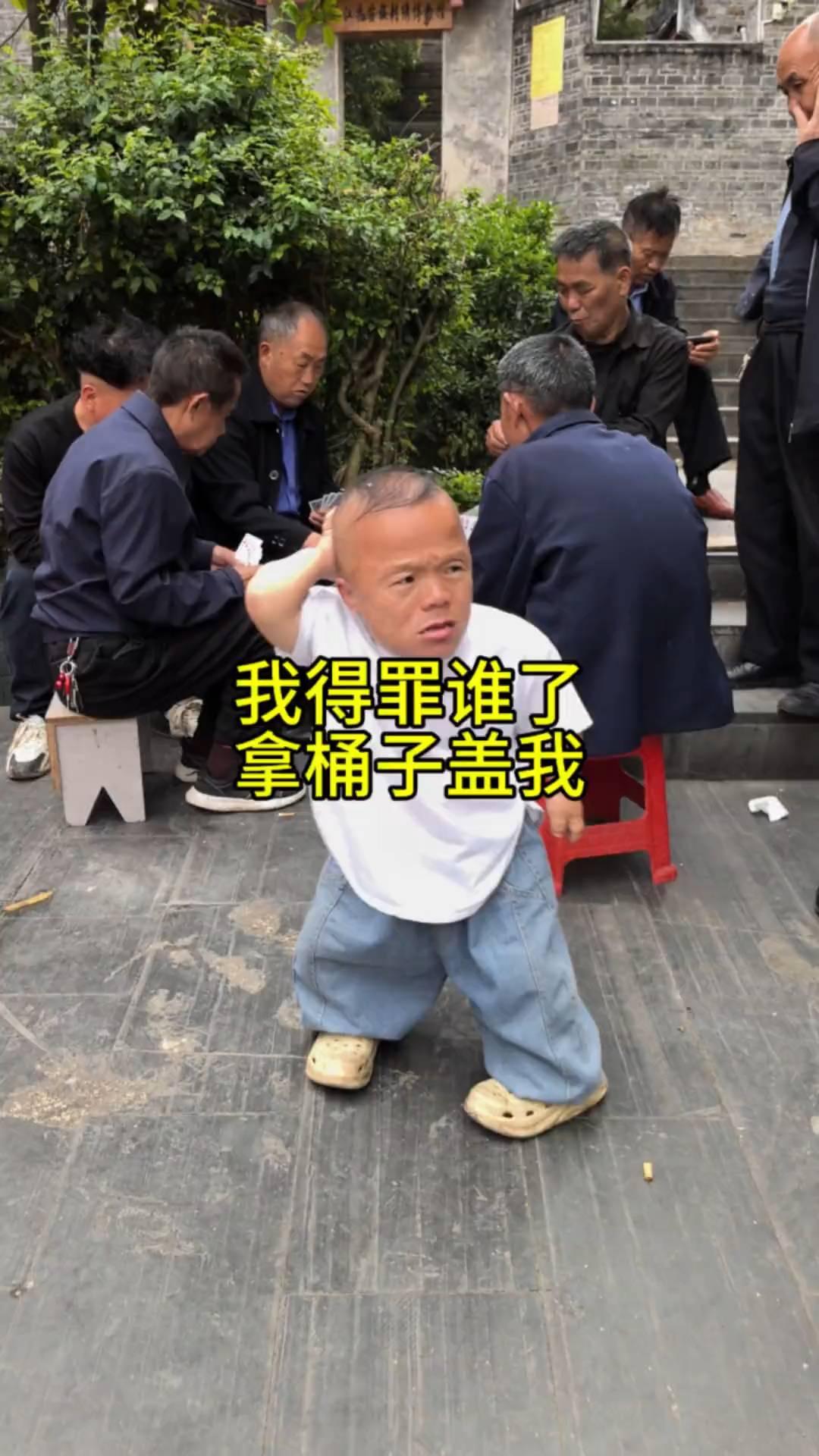 我得罪谁了？拿桶子盖我。
要做一个专业的演员吗？如果不是亲眼所见我是万万不敢相信