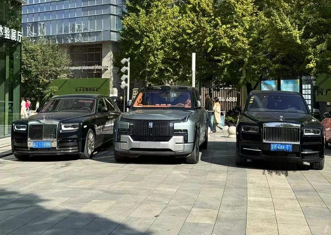 好家伙，比亚迪仰望U8、劳斯莱斯库里南、幻影同框，感觉仰望这气场也完全不虚啊！