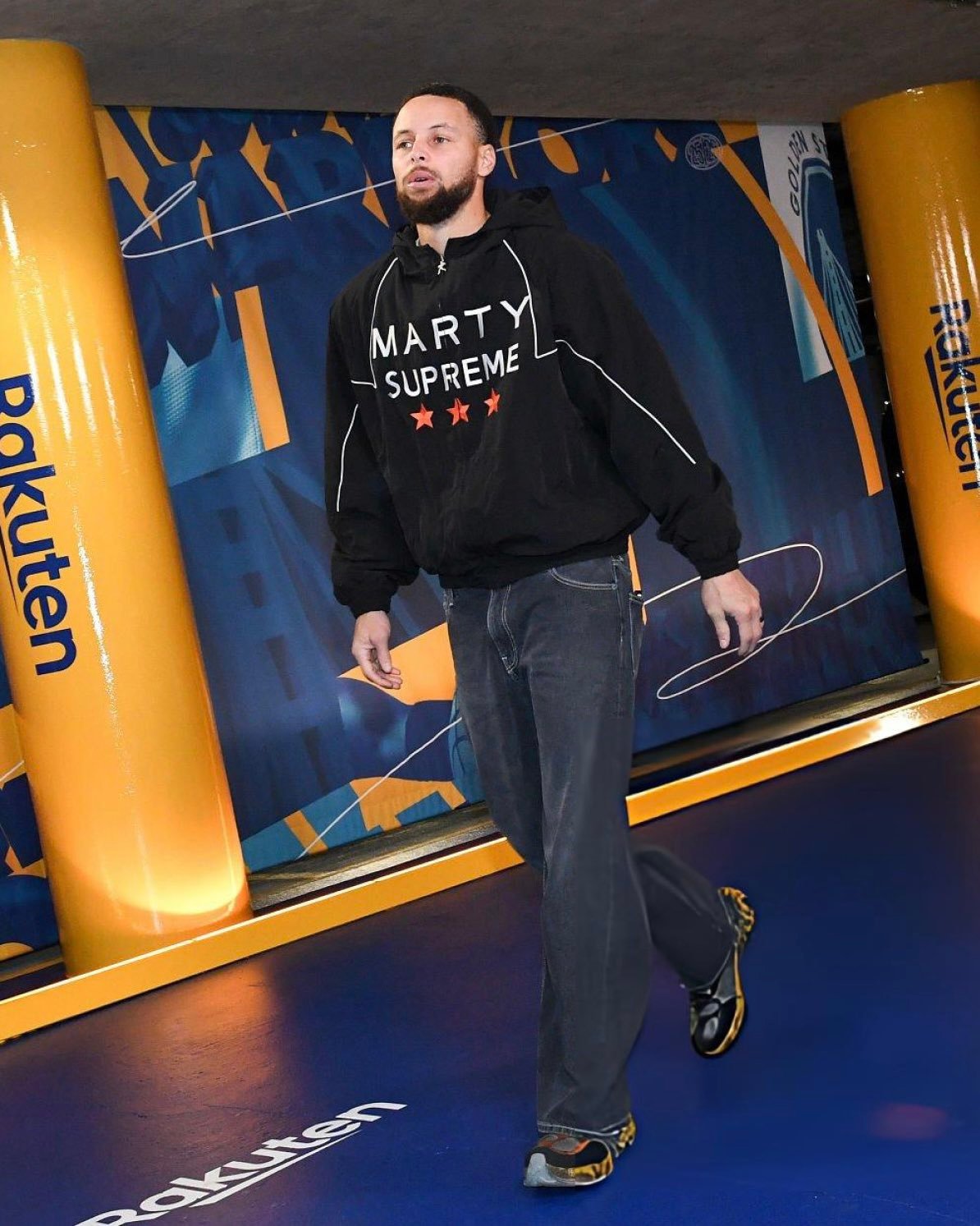 库男神今日份OOTD库里今晚身着罕见的“纳卡莫塔×斯普恩奥斯摩斯”联名款服装亮相