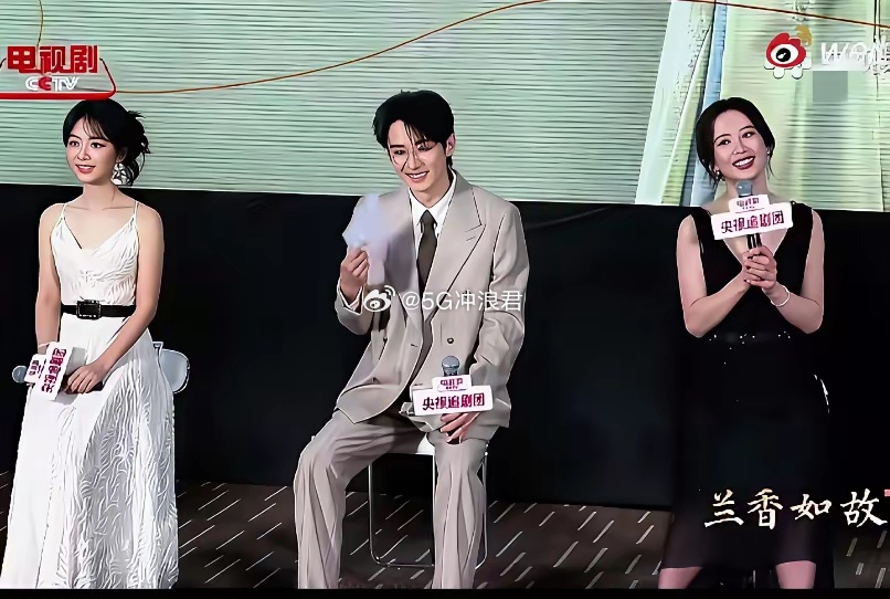 李梦和刘学义关系太好了，这种动作只有很熟的朋友才会做。兰香如故追剧团线下，李梦谈