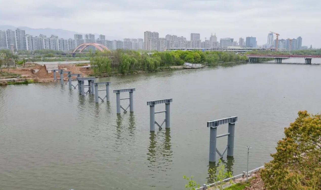 4月7日画面，婺江上永康街桥桥墩已矗立江面，据悉，该桥为钢结构，也被称作钢栈桥。