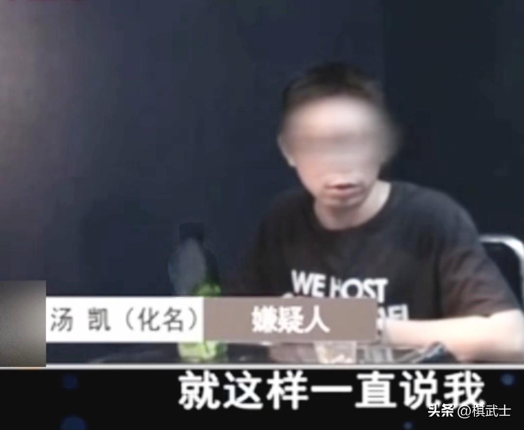 把妻子捂晕后，他把纸巾弄湿，然后一张张敷在妻子的脸上，大概五六分钟，他把纸巾拿掉